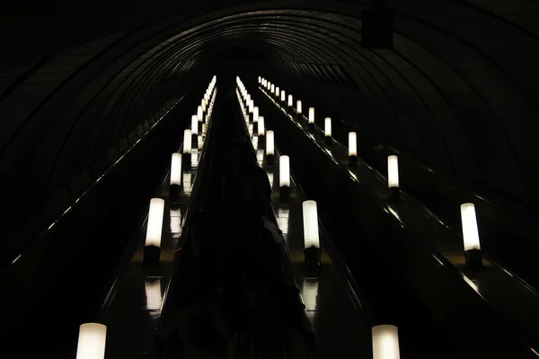 Lámparas de la escalera mecánica en el metro Imagen De Stock