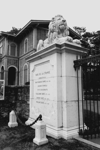 Entrance to Parc de la Grange, Geneva black and white — Stock Photo, Image