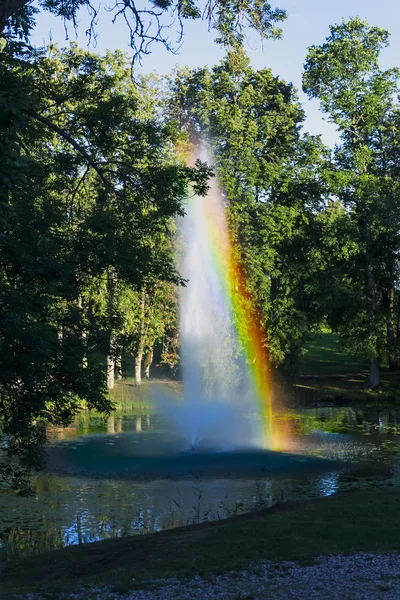 在喷泉中的彩虹 — 图库照片
