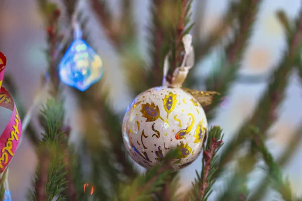 Bola de Natal na árvore de Natal — Fotografia de Stock