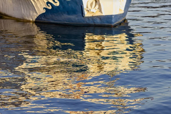 Reflektion från ett fartyg på vatten — Stockfoto