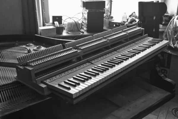 Reparación de piano en blanco y negro —  Fotos de Stock