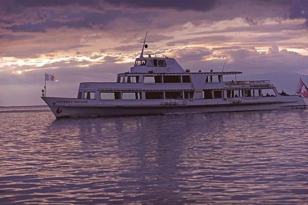 Bateau de plaisance sur le lac Léman à Vevey, Suisse — Photo