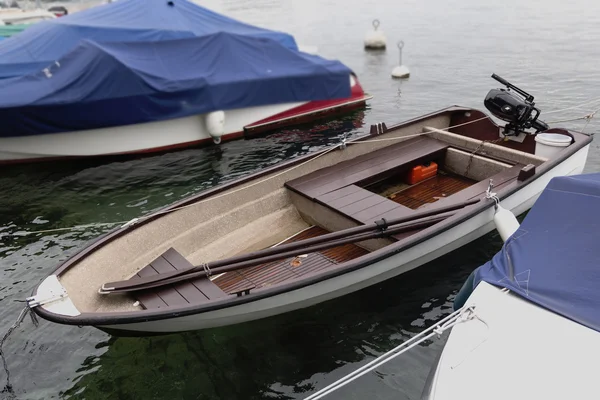 Roeiboot op het water op de pier — Stockfoto