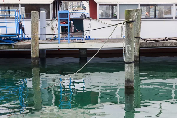 Pilares na Marina com água limpa — Fotografia de Stock