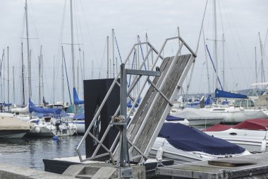 Merdiven köprü girişinde yat'den katlama gri