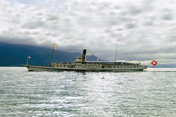 Belo barco de recreio no lago Genebra em Vevey, Suíça — Fotografia de Stock