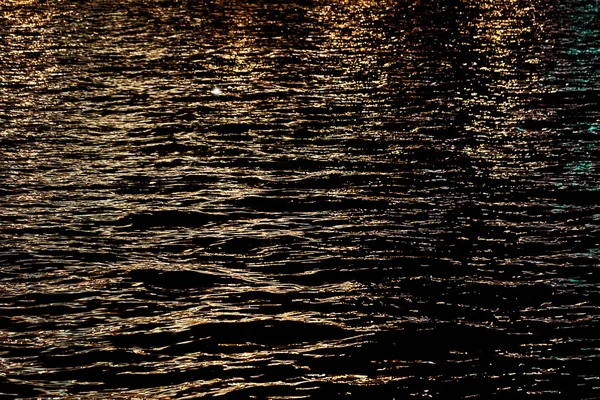 Rreflections van licht op water nacht — Stockfoto