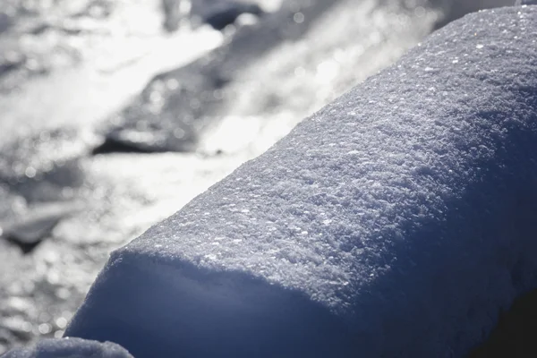 Sněhová pokrývka ve světlé zimní den — Stock fotografie