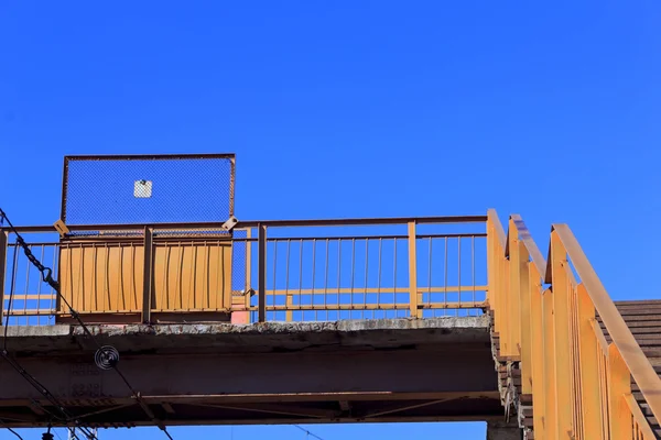 Nice passage of the stairs to the train platform — Stock Photo, Image