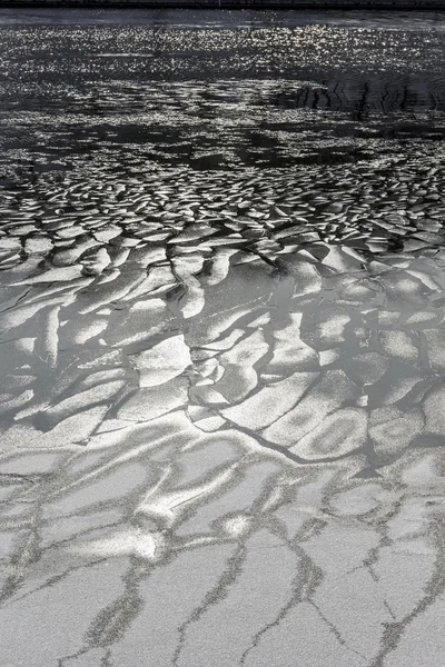 Ijs op lente rivier — Stockfoto