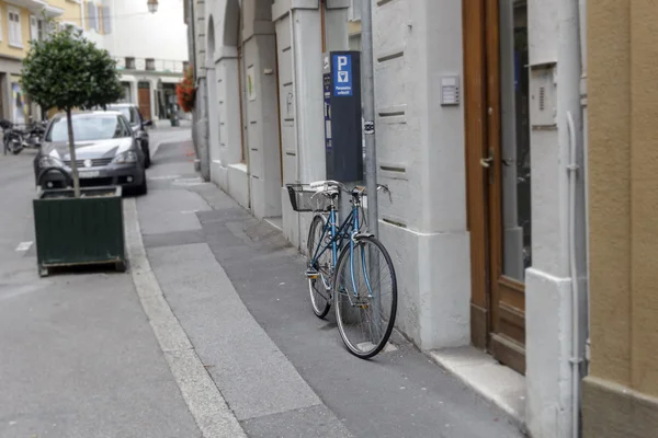 Bicicleta en la calle de la ciudad —  Fotos de Stock