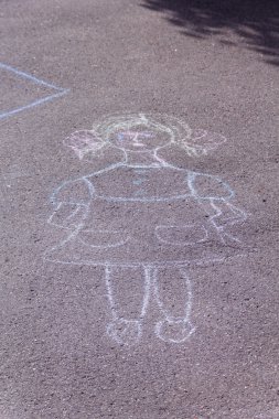 Kaldırımda tebeşirle çizilmiş kız