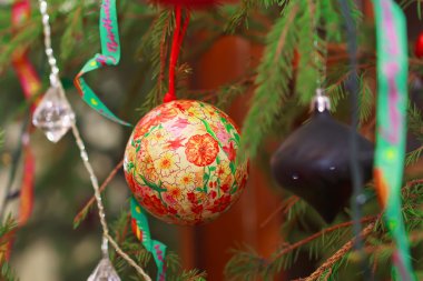 Çok renkli boncuk bir Noel ağacı üzerinde