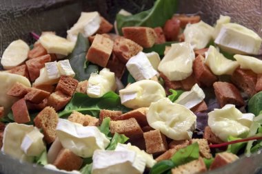 Salata croutons ve brie peyniri