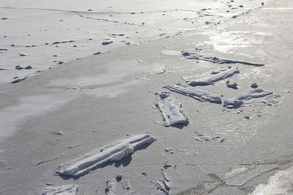 Schnee auf Eis an sonnigen Tagen — Stockfoto