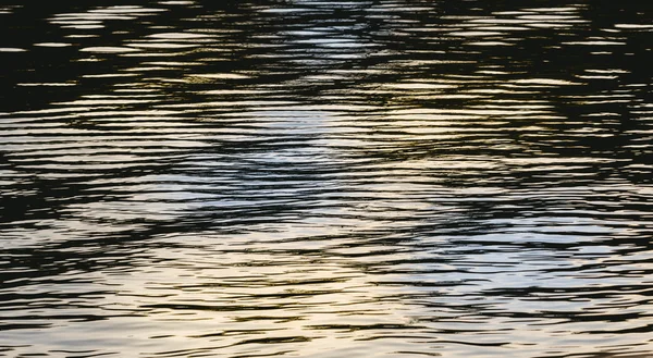 Reflexion des Lichts auf dem Wasser — Stockfoto