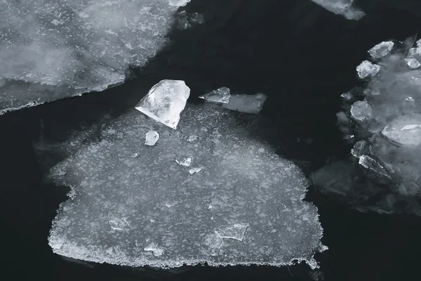 어두운 물에 얼음 — 스톡 사진