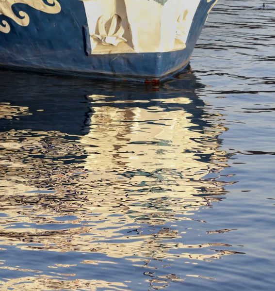 O reflexo do barco na água em um dia de beleza ensolarado — Fotografia de Stock