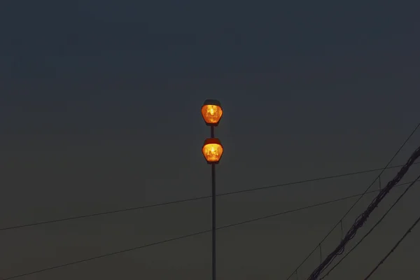 Rua luzes amarelas ao entardecer — Fotografia de Stock