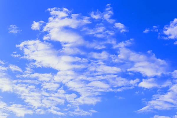 Nuvens brancas contra um céu azul brilhante — Fotografia de Stock