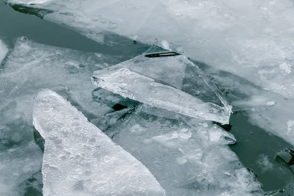 Pedaços de gelo na água do rio — Fotografia de Stock