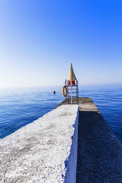 Matin d'été jetée marine avec sauvetage de zone — Photo