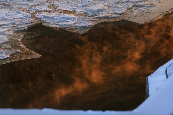 Vapor sobre a água escura do gelo de inverno — Fotografia de Stock