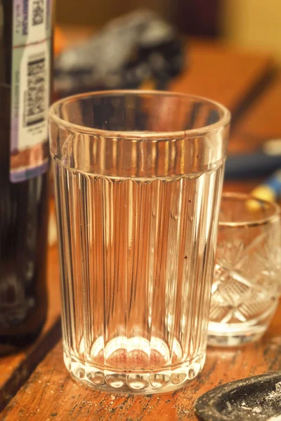 Vidro vazio facetado na mesa de madeira — Fotografia de Stock