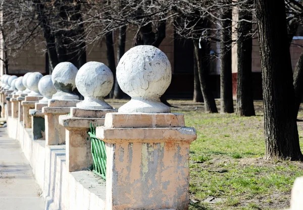 Clôture de parc avec peinture fissurée — Photo