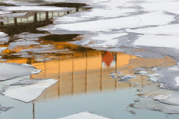 Reflexões na água de inverno entre os bancos de gelo — Fotografia de Stock