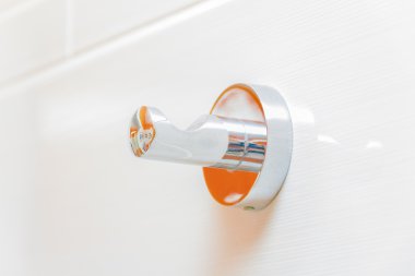 Krom havlu kanca banyoda