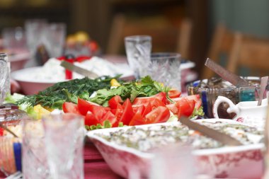 Tatil masanın üzerine dilimlenmiş domates