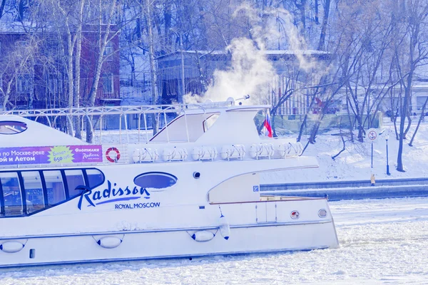 Pessoal do barco Radisson no rio Moscou no inverno — Fotografia de Stock