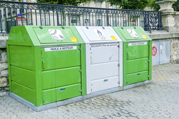 Kutuları için sahildeki Geneva motor yağı atık