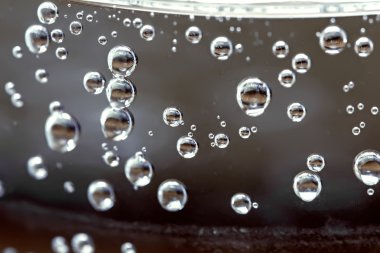 Karanlık su kabarcıkları 