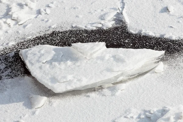 Gelo na água um dia ensolarado de inverno — Fotografia de Stock