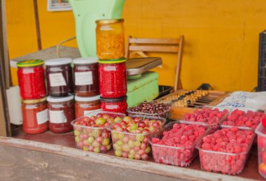 Reçel ve çilek köy pazarında 