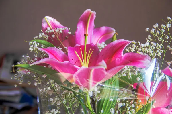 Schöne blühende Lilie im Strauß — Stockfoto
