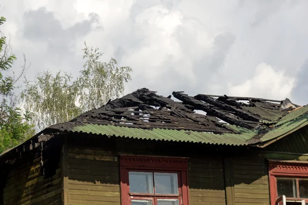 Burnt roof of house — Stock Photo, Image