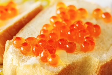 Kırmızı havyar ile sandviç