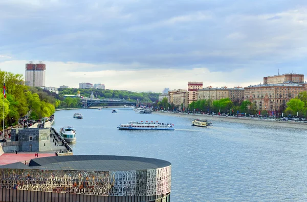 Voorjaar panorama van Moskva rivier met boten — Stockfoto