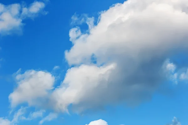 Nuvens brancas exuberantes no céu azul — Fotografia de Stock