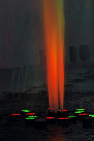 Illuminated musical fountain on summer evening — Stock Photo, Image