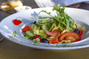 Beyaz tabakta sebze salatası