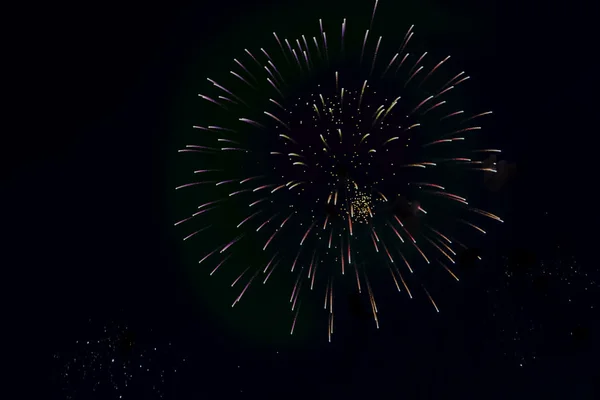 Salven von festlichem buntem Feuerwerk — Stockfoto