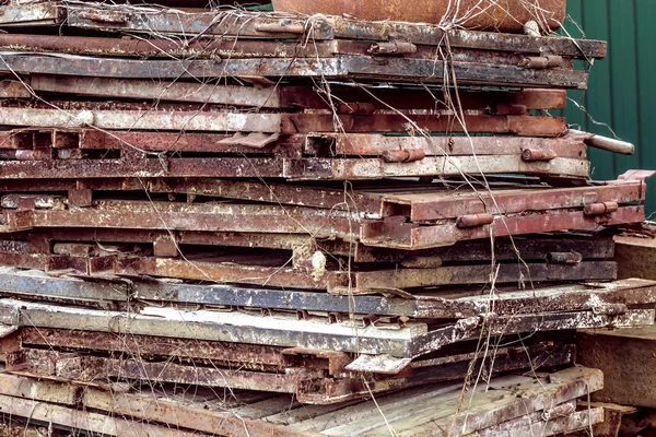 Materiali da costruzione vecchi accatastati — Foto Stock