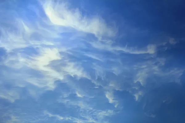 Bblue obloha s mraky bílá — Stock fotografie