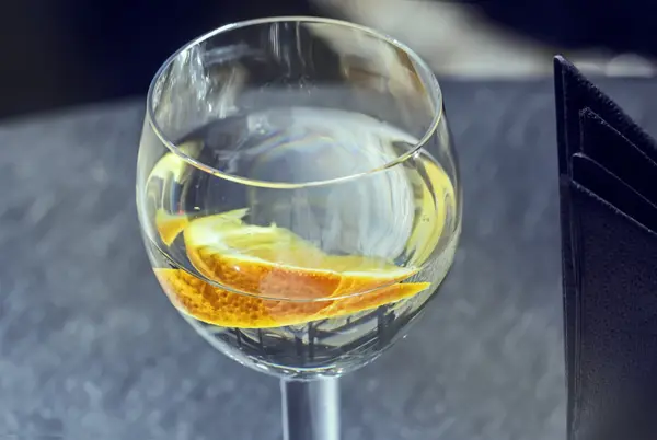 유리에 오렌지와 물 — 스톡 사진