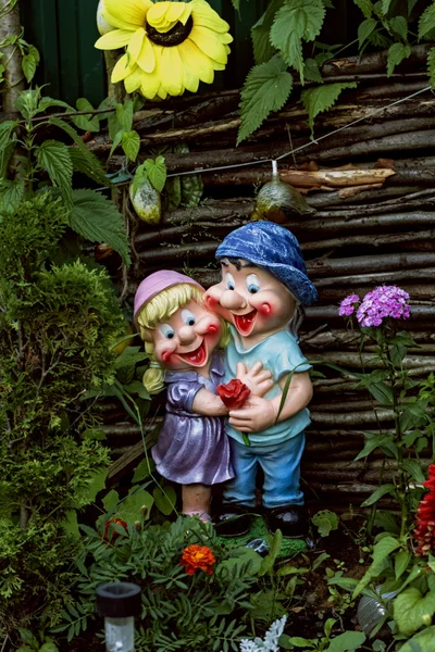 Decoratieve beeldjes in zomertuin — Stockfoto